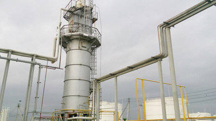 Furnace for heating oil at the refinery