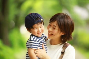 笑顔の親子