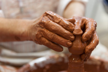 torna da &ccedil;amurdan elle şekillendirilerek seramik obje yapımı