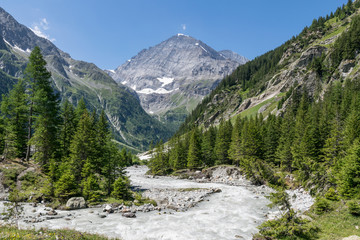 Fototapeta na wymiar Blick über Fluss Kander im oberen Gasterntal auf Balmhorn