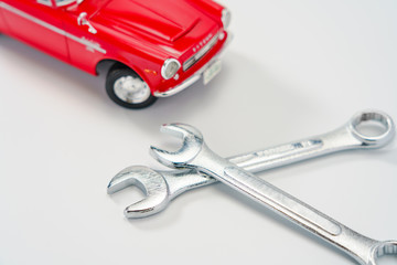 おもちゃの車と工具