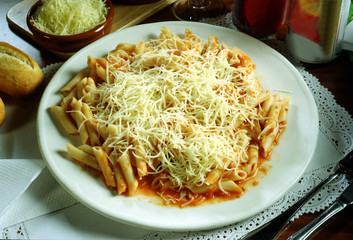 Plato de macarrones con queso rayado