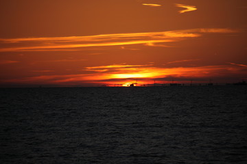 coucher de soleil sur un parc d'éoliennes 