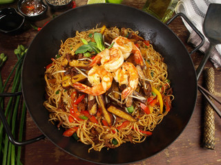 Wok mit Nudeln, Tofu und Garnelen