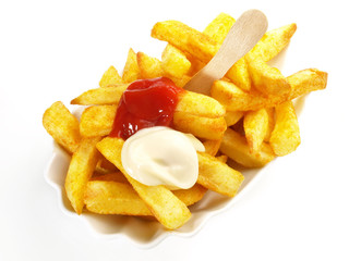 Pommes Frites mit Ketchup und Mayonnaise