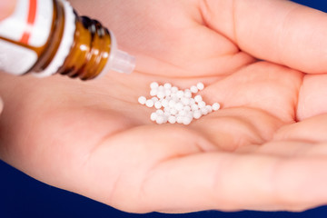 Homöopathie: Hand mit Globuli