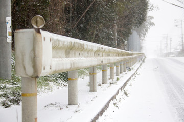 ガードレールと雪