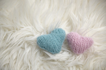 Fototapeta na wymiar Pink and blue hand knit hearts