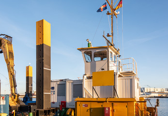 Instandhaltungsarbeiten an einer Spundwand im Kieler Hafen