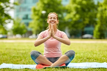 Photo sur Plexiglas École de yoga concept de fitness, yoga et mode de vie sain - femme heureuse méditant dans un parc d& 39 été