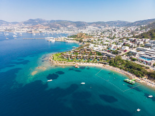 Fototapeta premium Widok z lotu ptaka na słoneczne Bodrum z kurortami i willami przy plaży
