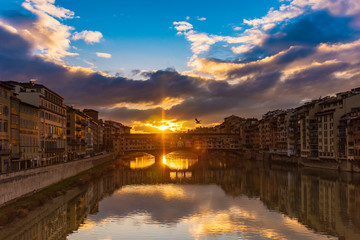 Fototapeta na wymiar Ponte Vecchio bridge at dawn in Florence