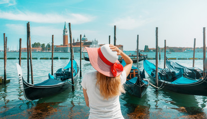 Fototapeta na wymiar Turista a Venezia con gondole e porto sul mare