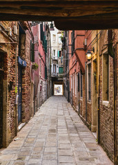 Fototapeta na wymiar Small street in Venice