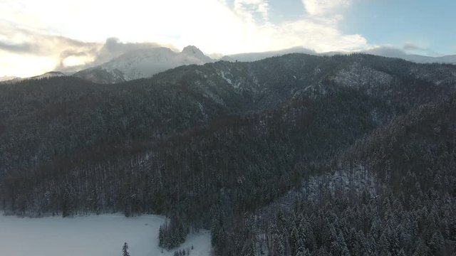 Tatry - widok na panoramę g&oacute;r Zima i śnieg