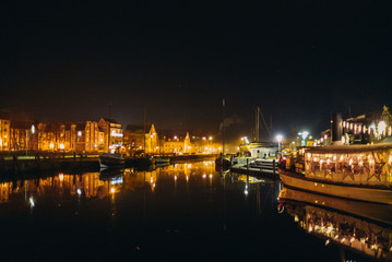 Obraz premium Greifswalder Hafen bei Nacht
