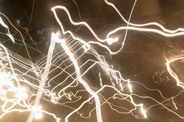 Rastros de luz na noite