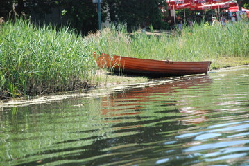 łódka na brzegu jeziora