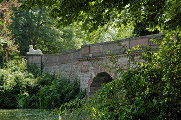 Fototapeta na wymiar steinbrücke im landschaftspark schönbusch