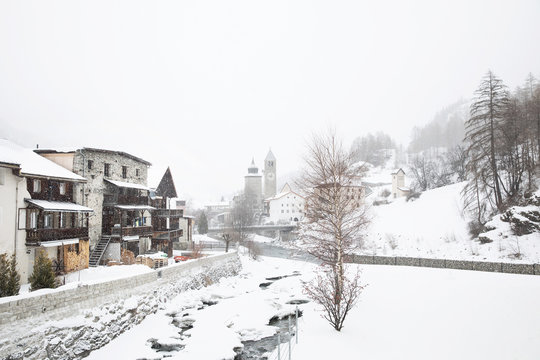Verschneites Dorf Susch am Fluela Pass
