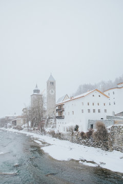 Verschneites Dorf Susch am Fluela Pass