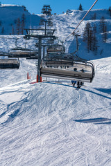 Sessellift mit Skipiste