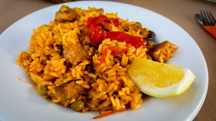 Plato de una receta de arroz paella