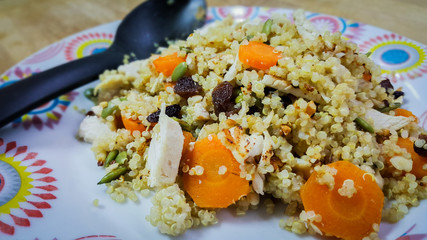 Plato receta de arroz con pollo y pasas