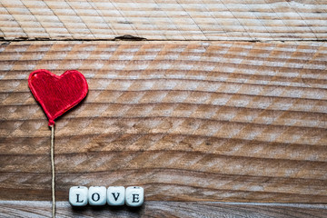 Lettres love et coeur rouge, arrière plan bois