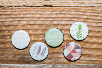 Carte en bois avec message Hello, ananas, motifs et plumes au look vintage