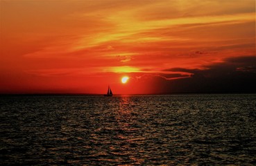 Fototapeta na wymiar Sailboat Sunset