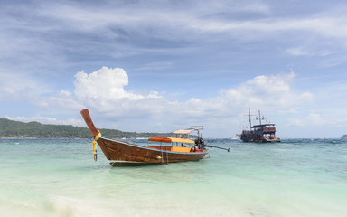 Navegar por las islas Phi Phi, Krabi en el mar de Andaman con una barca tradicional de madera , de cola larga en vacaciones en Tailandia