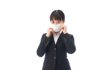 花粉症・風邪・インフルエンザに苦しみマスクをする若い女性