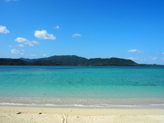 小浜島から望む西表島と透明な海、沖縄