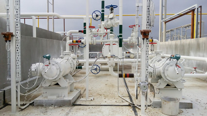 The pump for pumping hot products of oil refining