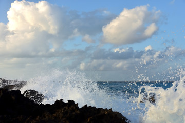 Olas rompiendo es isla de faro Cancun