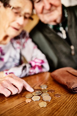 Senior, Seniorin, Seniorenpaar zählt gemeinsam Geld