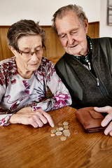 Senior, Seniorin, Seniorenpaar zählt gemeinsam Geld