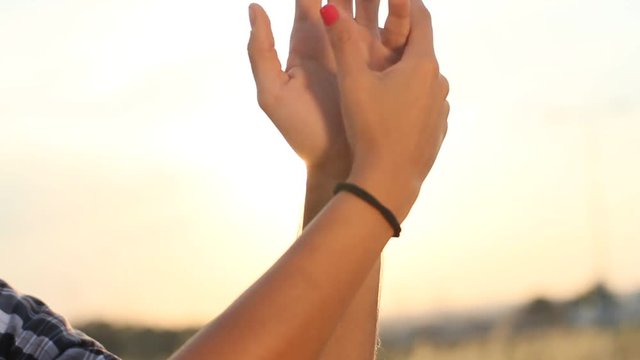 Manos en el campo caricias