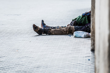 Personne sans domicile allongée dans la rue