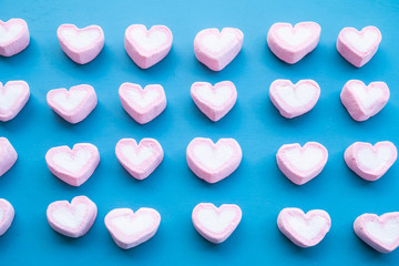 Fototapeta premium dessert Pink heart marshmallow on blue background