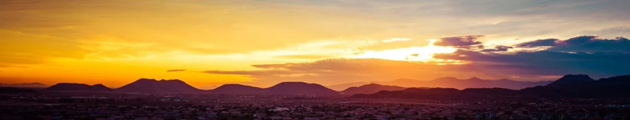 Rolgordijnen Een panorama van een kleurrijke zonsondergang over de woestijn van het Amerikaanse zuidwesten in Arizona. © Jason Yoder