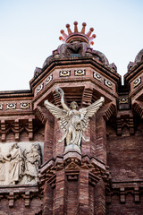Fototapeta na wymiar Détail des sculptures de l'arc de triomphe de Barcelone