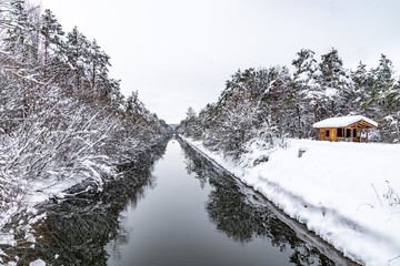 Isar-Loisach-Kanal fließt Richtung Isar bei Wolfratshausen im Winter