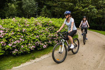 Fototapeta premium Healthy lifestyle - people riding bicycles in city park