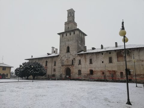 Castello con neve a Cusago in italia