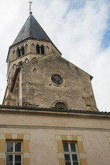 Fototapeta na wymiar Cluny, Frankreich: Kirchturm und Chor der Abtei
