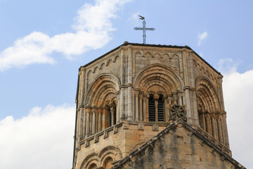 Achteckiger Vierungsturm der Kirche Saint Hilaire in Semur-en-Brionnais, Burgund, Frankreich