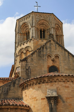 Blick auf Turm und Querhaus der Kirche Saint Hilaire in Semur-en-Brionnais, Burgund, Frankreich