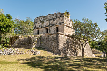 Fototapeta premium Red colored house in Chichen Itza. Monumental temple found in Yucatán, Mexico